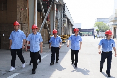 送清涼、致敬意！公司董事長(zhǎng)朱在龍帶隊(duì)慰問一線勞動(dòng)者